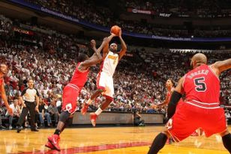 Pebasket Miami Heat, LeBron James (6) bersiap melakukan tembakan saat menghadapi Miami Heat pada laga perdana mereka musim ini di American Airlines Arena, Selasa (29/10/2013).
