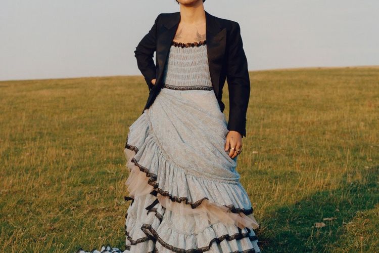 Harry Styles tampil dengan ballgown pale blue untuk pemotretan sampul Vogue.