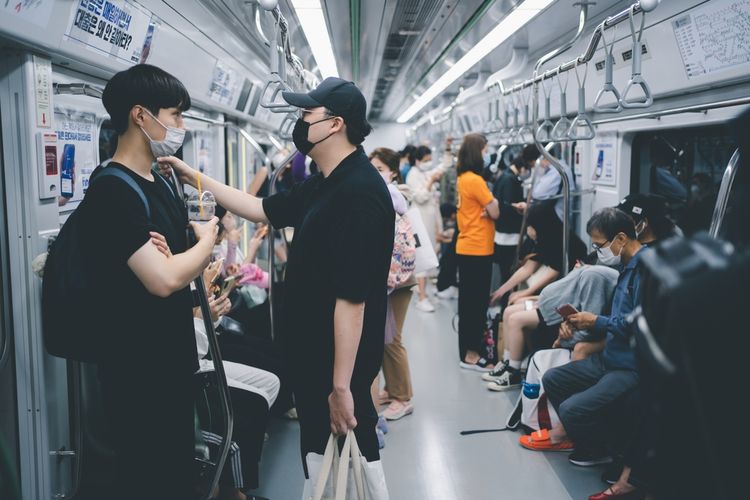 Ilustrasi penumpang kereta di Korea Selatan yang memakai masker. Mulai Senin (30/1/2023), syarat wajib masker di dalam ruangan di Korea Selatan akan dicabut.