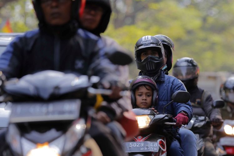 Pemudik bersepeda motor melintas di jalur Alas Roban, Kabupaten Batang, Jawa Tengah, Kamis (22/6/2017). Jalur mudik Alas Roban terpantau ramai lancar dan belum terlihat penumpukan arus pemudik yang melewati jalur Pantai Utara (Pantura).