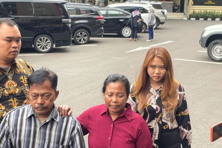 Haters berinisial W dan suaminya saat ditemui di Polres Metro Jakarta Selatan, Rabu (9/11/2022). 