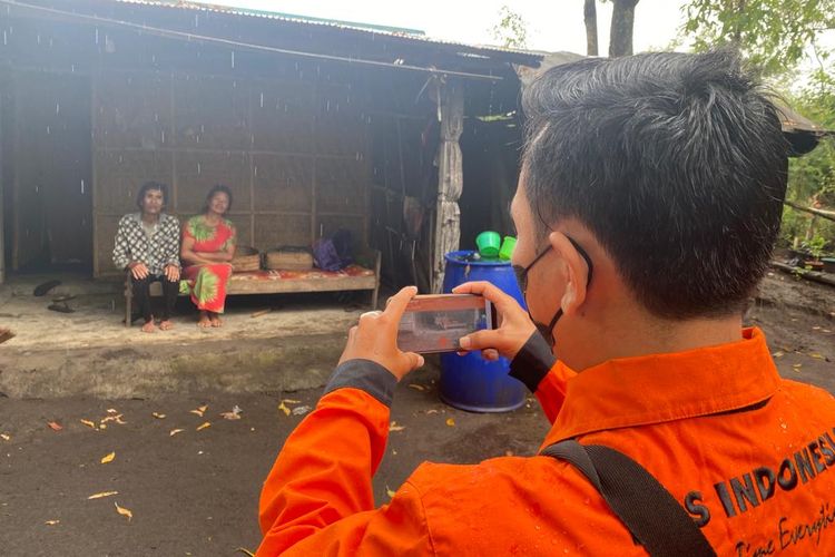 Petugas Pos Indonesia melakukan perekaman data lokasi dan rumah penerima bantuan untuk memverifikasi dan memperbarui validitas data keluarga penerima manfaat (KPM).
