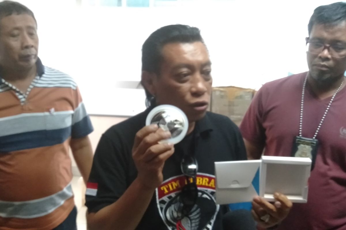 Kasat Reskrim Polres Lumajang, AKP Harsan saat penggerebekan terkait kasus MLM di Q Net di Kawasan Kuningan, Jakarta Selatan, Selasa (29/10/2019).