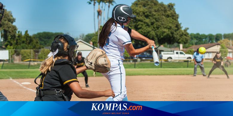 Cara berdiri saat memukul bola pada permainan softball posisi kedua kaki adalah