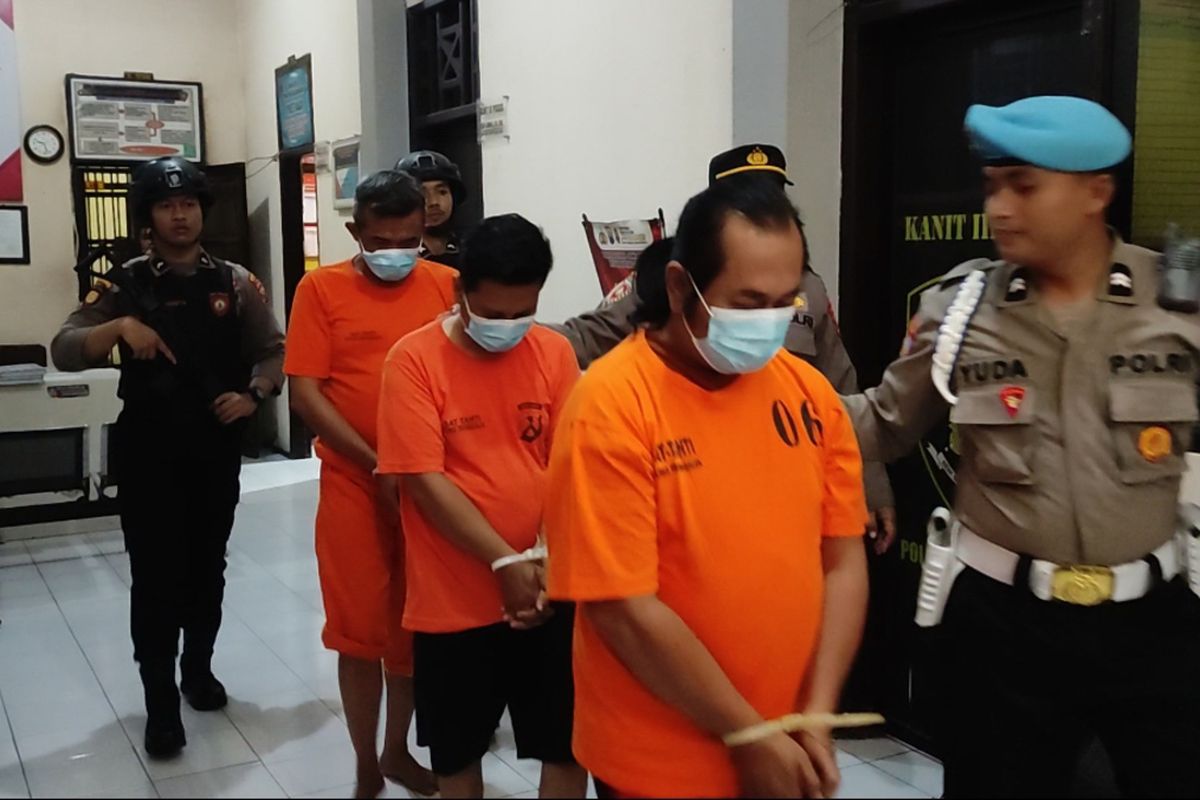 #---Tiga orang yang mengaku wartawan dan melakukan tindak pidana pemerasan terhadap kepala Desa di Kabupaten Trenggalek Jawa Timur, ditangkap Polisi, Jumat (16/05/2025)---#