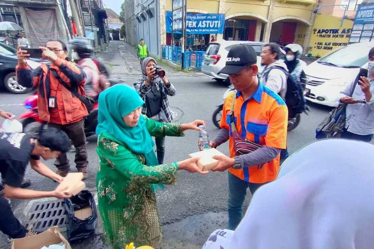 warga bagikan makanam di Jalan Kaliurang, Jumat (9/12/2022)
