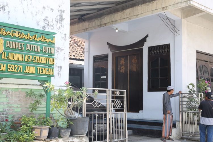 Pondok Pesantren Al Hidayat Asy Syakiriyyah di Soditan, Lasem, Jawa Tengah yang menggunakan bangunan bekas tempat penginapan masyarakat Tionghoa zaman dahulu. 