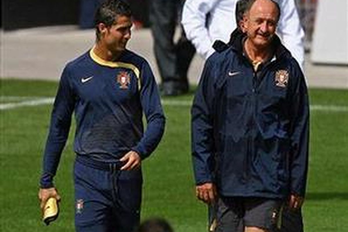 Cristiano Ronaldo dan Luiz Felipe Scolari saat masih bersama di timnas Portugal. Scolari dengan senang hati menerima Ronaldo ke Chelsea.