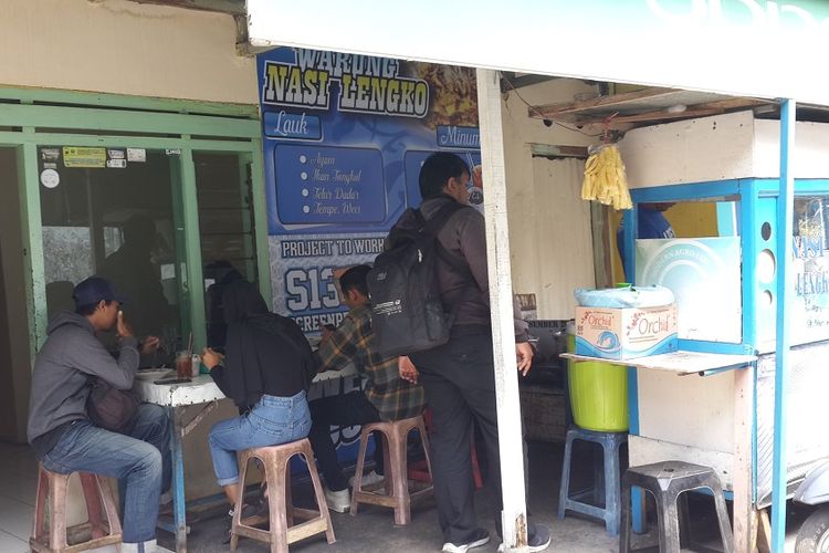 Suasana Warung Lengko di kawasan Universitas Brawijaya, Malang, Jawa Timur, Selasa (3/9/2019).
