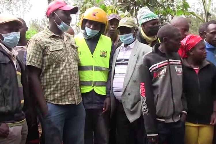 Potongan video memperlihatkan warga di Desa Kagumo-ini, Kenya, berkumpul di rumah Ndung'u Mugachia, yang dipenggal istrinya Margaret Wanjiru karena masalah sarapan.