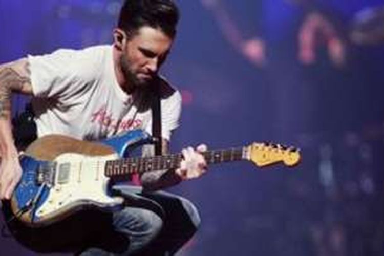 Vokalis Maroon 5 Adam Levine melompat saat grup band mereka tampil dalam Festival Musik iHeartRadio di Las Vegas, Nevada, Sabtu (21/9/2015).