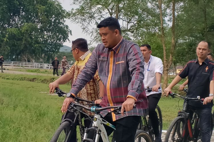 Wali Kota Medan Bobby Nasution saat meninjau Taman Cadika, Kota Medan menggunakan sepeda, Jumat (12/7/2024)