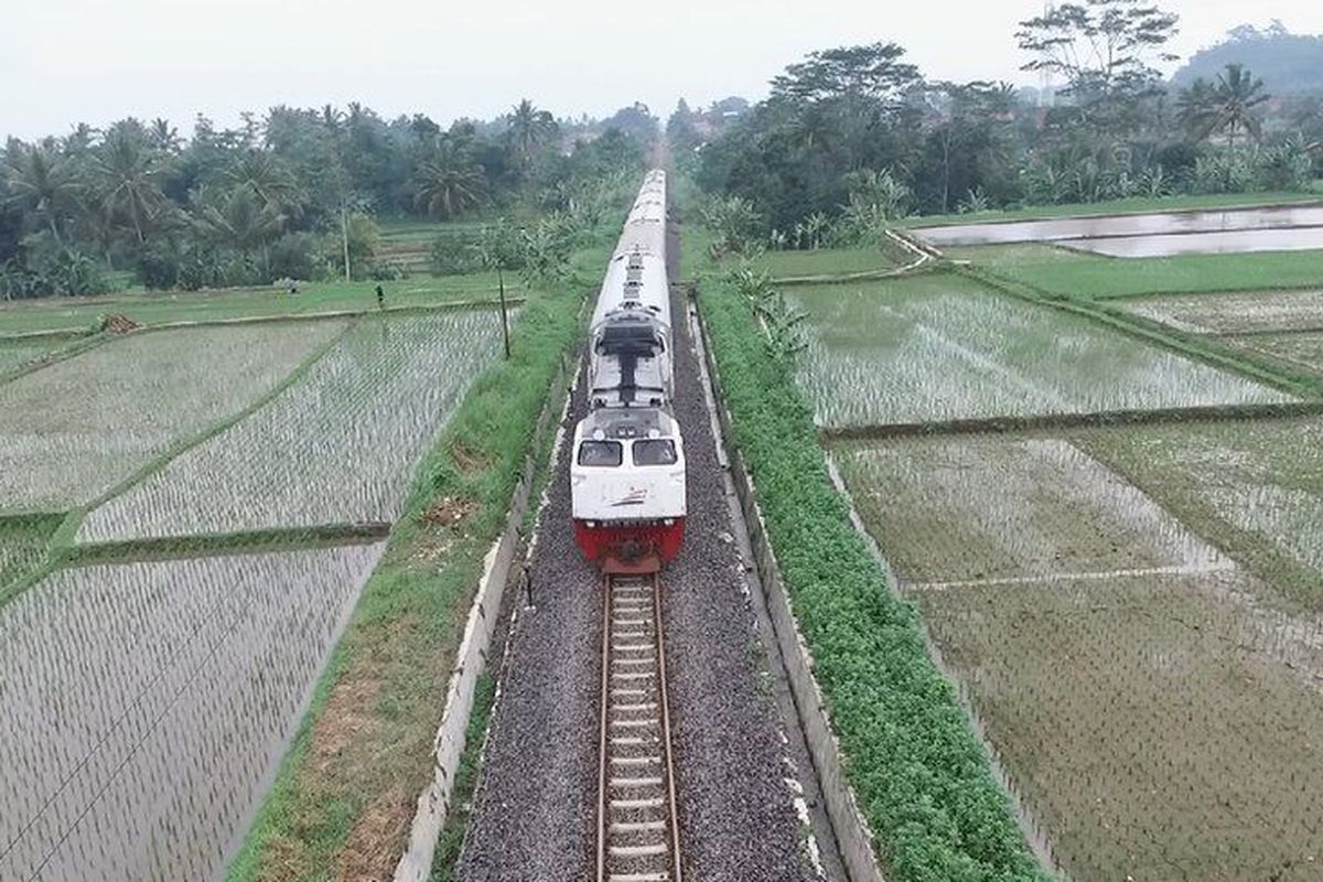 Sejumlah literatur mencatat jumlah perkebunan meningkat di Priangan setelah kereta api hadir sebagai moda transportasi tepat pada masa peralihan dari era Cultuurstelsel atau tanam paksa ke era Undang-Undang Agraria