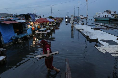 Bersih-bersih Usai Banjir Rob di Jakut, Petugas Kumpulkan Satu Truk Sampah di Satu RW
