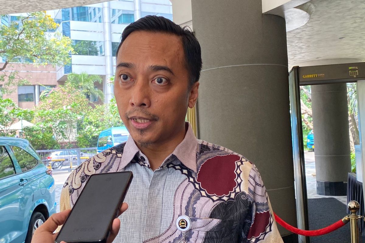 Kepala Biro Komunikasi dan Informasi Publik Kemenkes, Aji Muhawarman menanggapi kehadiran varian baru Covid-19 yang merebak di Thailand di sela-sela acara Sweden-Indonesia Sustainability Partnership (SISP) Healthcare di Jakarta Pusat, Selasa (27/5/2025).