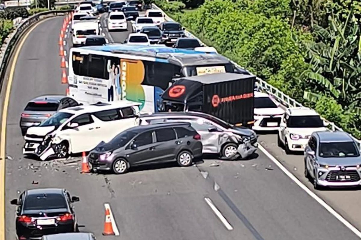 Tabrakan di Tol Dalam Kota arah Cawang, Jumat (13/12/2024) pagi