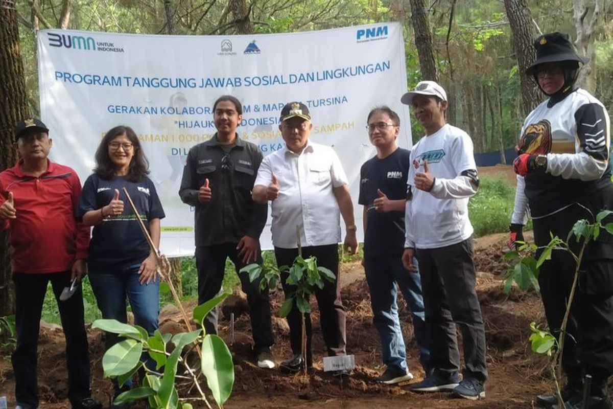 PNM dan Mapala Tursina UIN Maulana Malik Ibrahim Malang lakukan penanaman 1.000 pohon di Desa Selorejo, Kabupaten Malang, Jawa Timur, Sabtu (24/9/2022) hingga Minggu (25/9/2022) 