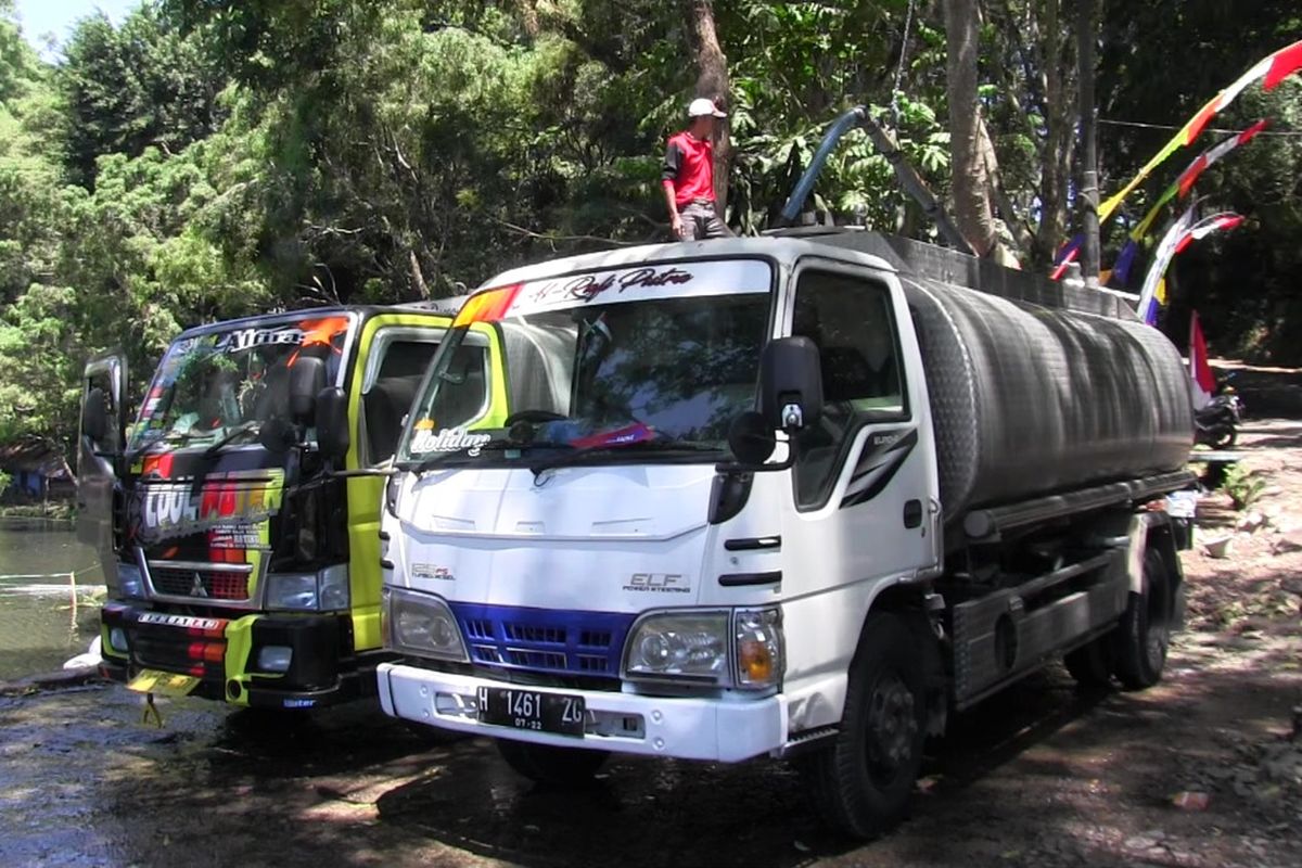 Deretan truk para pengangsu air di Umbul Senjoyo. Mereka menjual air di daerah kekeringan seharga Rp 400-600 ribu per tangki.