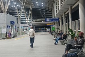 Fenomena Malam di Stasiun Cikarang: Penumpang Menginap Tunggu Kereta Pagi