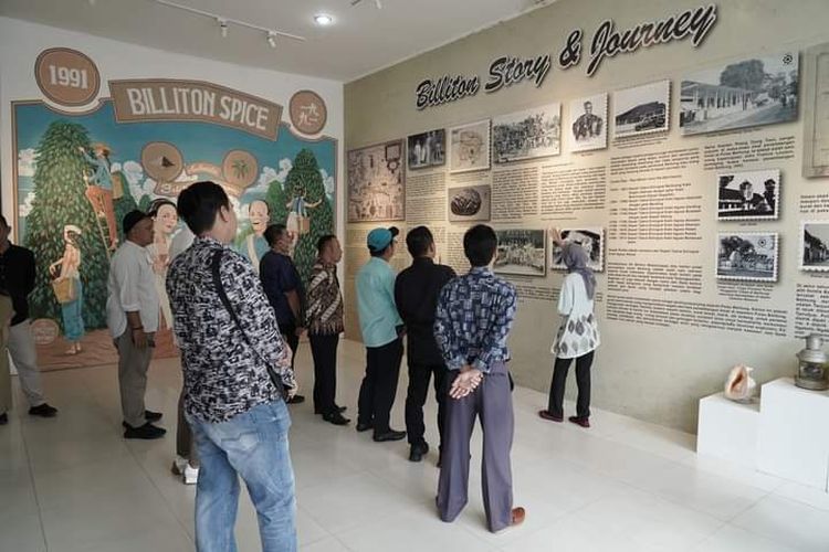 Billiton Story Gallery dengan sejarah Belitung dan produk lada kemasan, Maret 2024.