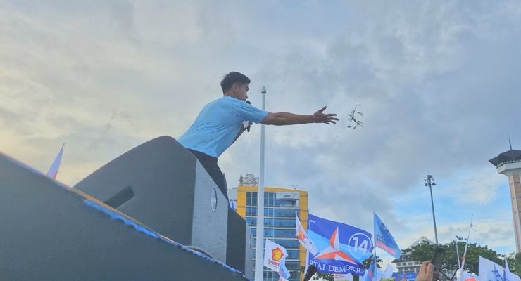 Kaesang Bagikan Gantungan Kunci Belimbing Sayur Bergambar Muka Gibran