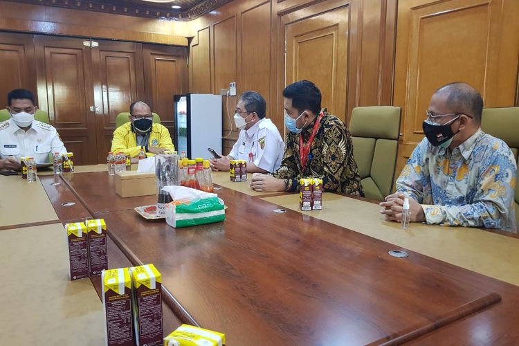 Wali Kota Samarinda Andi Harun (baju putih) bersama pengurus Golkar Kaltim (kuning) dan pegawai KPK (batik) saat mengadakan pertemuan tertutup di kantor Golkar Kaltim, Jalan Mulawarman, Samarinda, Kaltim, Rabu (30/6/2021). 