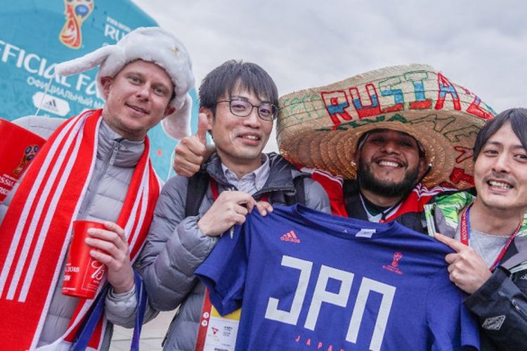 Suporter dari beberapa negara berbeda merayakan pembukaan FIFA Fan Fest Moskow, Minggu (10/6/2018).