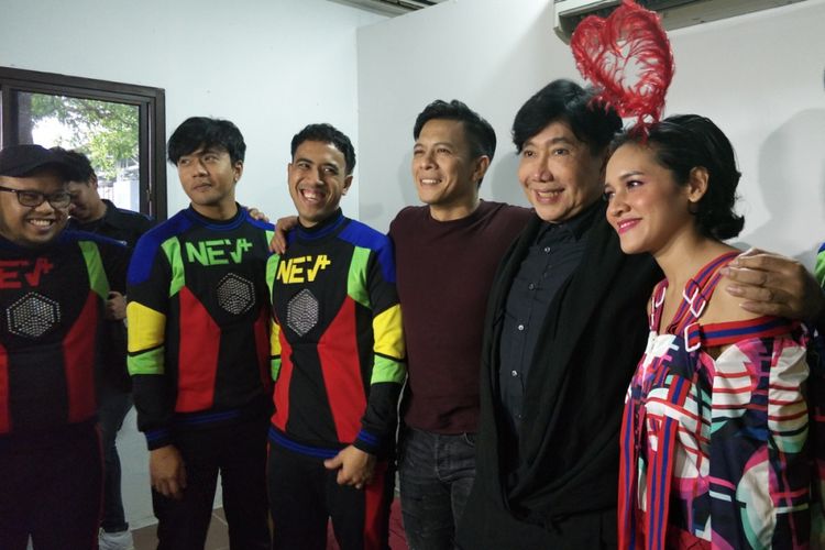 NEV+, Ariel NOAH, Dea eks HiVi!, dan Guruh Soekarnoputra di sela shooting video klip lagu Janger Persahabatan di Studio Toha, Tangerang, Banten, Rabu (2/5/2018).