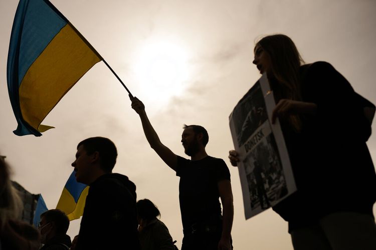 Orang-orang meneriakkan slogan-slogan selama protes oleh orang-orang pro-Ukraina terhadap invasi Rusia ke Ukraina, di Istanbul, Turki, Selasa, 29 Maret 2022. 