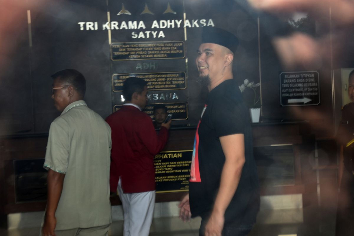 Musisi Ahmad Dhani (tengah) bersiap seusai menjalani pemeriksaan pada pelimpahan tahap dua (P21) kasus ujaran kebencian yang menjeratnya di gedung Kejaksaan Negeri Jakarta Selatan, Jakarta, Senin (12/3/2018). Kuasa hukum Ahmad Dhani menyatakan kliennya tidak ditahan karena dinilai kooperatif selama pemeriksaan dan menyatakan siap mengikuti agenda persidangan.