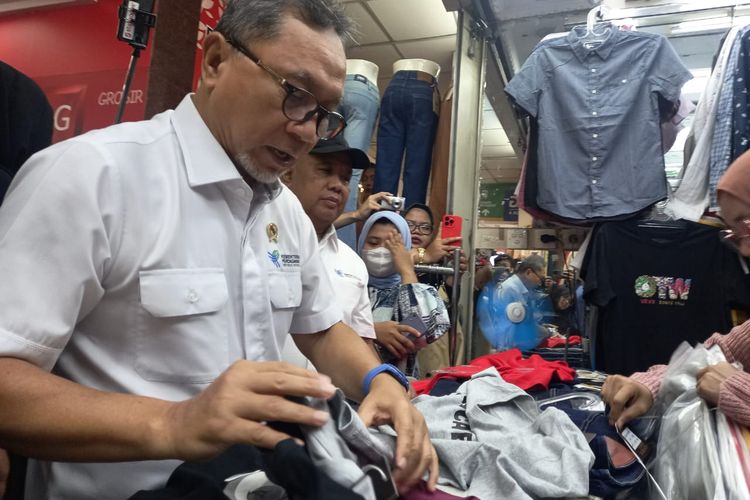 Menteri Perdagangan (Mendag) Zulkifli Hasan atau biasa disapa Zulhas mengunjungi Pasar Tanah Abang, Blok A, Jakarta Pusat, Kamis (14/3/2024).