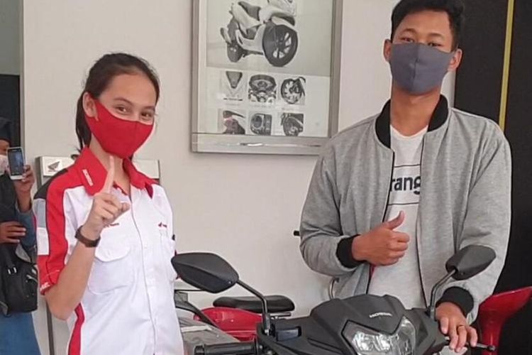 Muhammad Andi Pangestu (22)  salah satu mahasiswa di Palembang yang membeli motor secara cash dari uang logam yang ia tabung sejak delapan tahun.