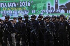 Anggota Polisi yang Bermain 