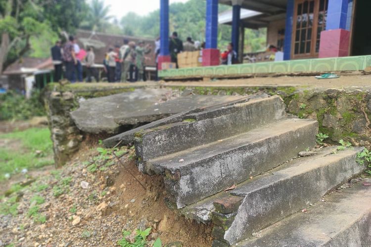 Dampak bencana tanah bergerak di Desa Balerejo, Kecamatan Panggungrejo, Kabupaten Blitar, Jawa Timur