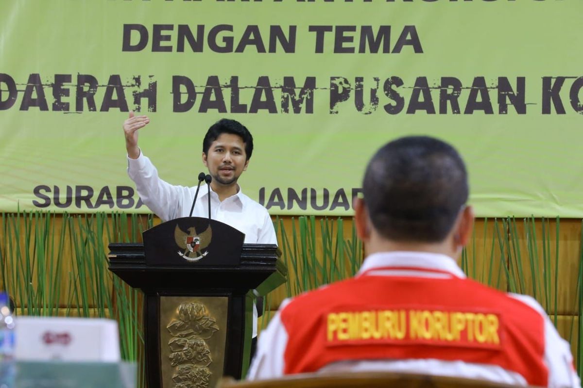 Wakil Gubernur Jawa Timur (Jatim) Emil Elestianto Dardak saat membuka seminar nasional dalam rangka memperingati Hari Anti Korupsi Dunia oleh Dewan Pimpinan Provinsi Gerakan Nasional Pemberantasan Korupsi (DPP-GNPK) Jatim di Ruang Hayam Wuruk Kantor Sekretariat Daerah Provinsi Jawa Timur Lt. 8, Surabaya, Rabu (19/1/2022).