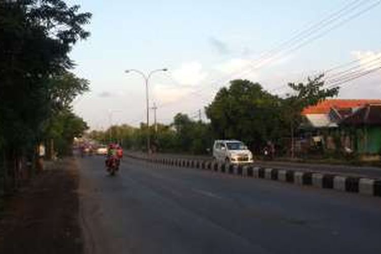 Suasana ruas Jalur Pantura di Desa Raci, Kecamatan Bangil, Kabupaten Pasuruan, Jawa Timur, Minggu (3/7/2016). Hingga H-3 lebaran, ruas Jalur Pantura itu masih lengang