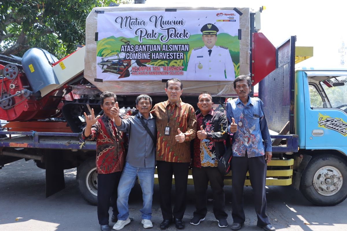 Bupati Wonogiri, Joko Sutopo menyerahkan bantuan alat mesin dan pertanian di Pendopo Rumah Dinas Bupati Wonogiri, Jawa Tengah, Kamis (24/8/2023).
