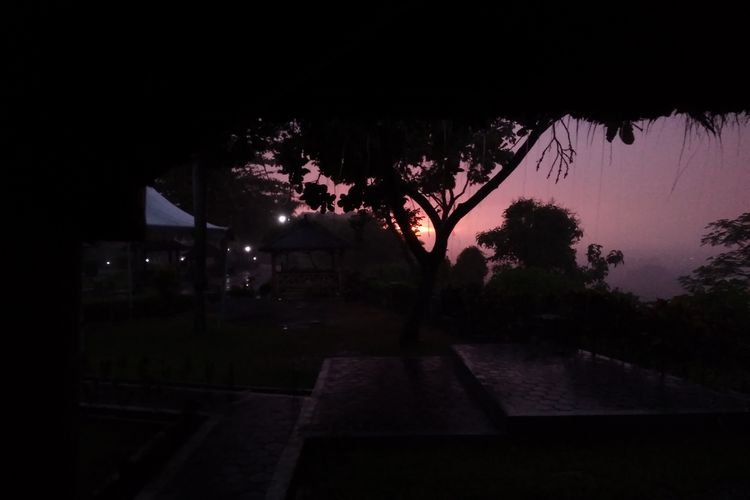 Pemandangan matahari terbenam atau sunset di Ratu Boko, Yogyakarta, saat hujan, Jumat (17/12/2021).