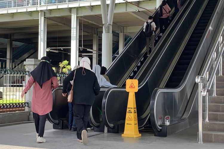 Fasilitas tangga berjalan atau eskalator di Stasiun Bekasi belum juga dapat digunakan penggunanya, Rabu (7/1/2024). Dari pengamatan Kompas.com pukul 10.00 WIB, eskalator turun di sisi pintu masuk Jalan Perjuangan, Bekasi Timur, masih belum beroperasi.
