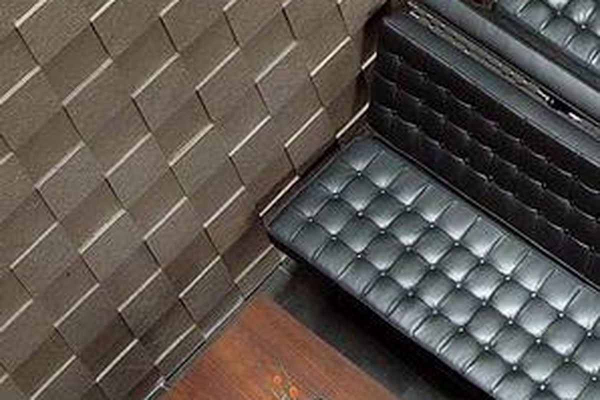 Ada beragam material yang dapat dipakai untuk melapisi dinding. Batu alam salah satunya. Aksen dekoratif yang indah dapat tersaji, jika kita cermat dalam memilih dan memasangnya.