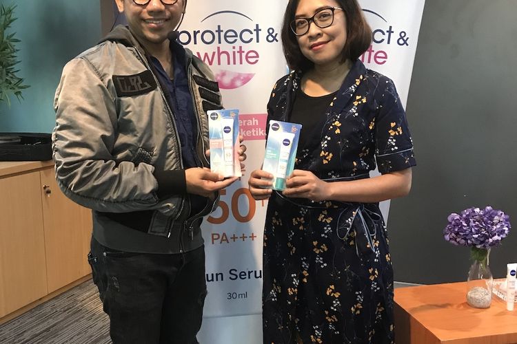 Makeup artist Bubah Alfian (kiri) dan Marketing Manager Nivea Skin Care Diana Riaya dalam acara peluncuran Nivea Sun Face Serum di Jakarta.