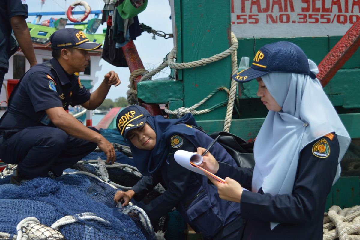 Tri Iswardhani, yang bertugas di Pangkalan PSDKP Kementerian Kelautan dan Perikanan (KKP) Tanjung Benoa merupakan sosok perempuan yang mengungkap perdagangan insang pari manta ilegal.  