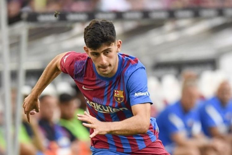 Penyerang sayap Barcelona asal Austria, Yusuf Demir, menggiring bola dalam pertandingan uji coba menghadapi VfB Stuttgart di Stadion Mercedes-Benz Arena, Stuttgart, pada 31 Juli 2021. (Foto oleh: THOMAS KIENZLE/AFP)