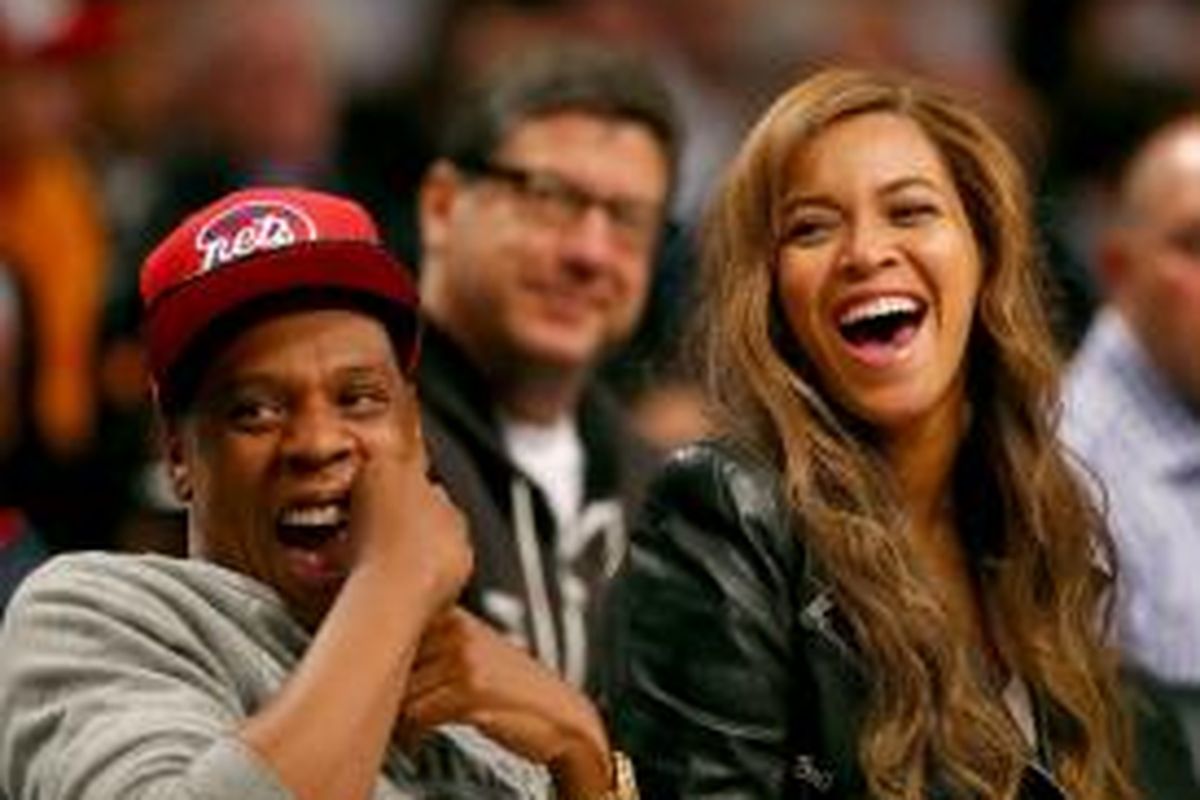 Pasangan selebritas Jay-Z (kiri) dan Beyonce menyaksikan pertandingan antara Brooklyn Nets dan Toronto Raptors pada laga keenam babak play-off Wilayah Timur di Barclays Center, Jumat (2/3/2014).