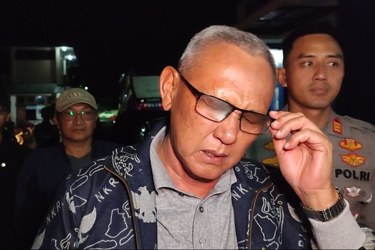 Bupati Kuningan Acep Purnama memberikan keterangan di Polres Kuningan pada Senin malam (3/4/2023). Acep meminta maaf kepada keluarga dan berjanji akan bertanggung jawab terhadap pendidikan anak para korban.