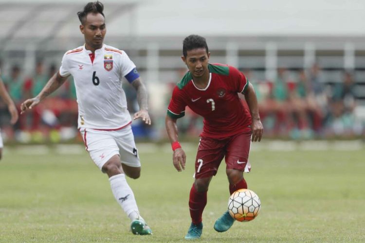 Gelandang timnas Indonesia U-22, Gian Zola, tengah menggiring bola saat melawan Myanmar dalam laga uji coba di Stadion Pakansari, Cibinong, Bogor, Selasa (21/2/2017).
