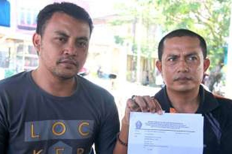 Anwar (kanan) didampingi Herman, koordinator LBH Banda Aceh, Pos Meulaboh, saat memberikan keterangan kepada wartawan, Rabu (27/07/16). 