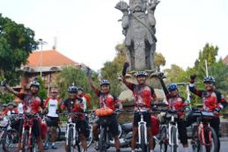 Enam anggota Sekretariat Bersama Sepeda (Samas) Denpasar mengayuh sepeda yang diawali dari titik nol kota Denpasar, Bali dan akan berakhir di Bundaran Hotel Indonesia Jakarta. 