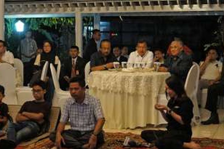 Suasana nonton bareng Piala AFF antara Indonesia melawan Thailand di rumah dinas Wakil Presiden Jusuf Kalla, Sabtu (17/12/2016).