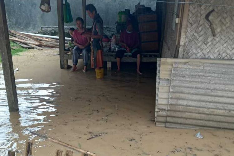 Banjir kembali merendam Dusun Pengasinan, Desa Karangligar, Kecamatan Telukjambe Barat, Kabupaten Karawang, Jumat (19/2/2021).